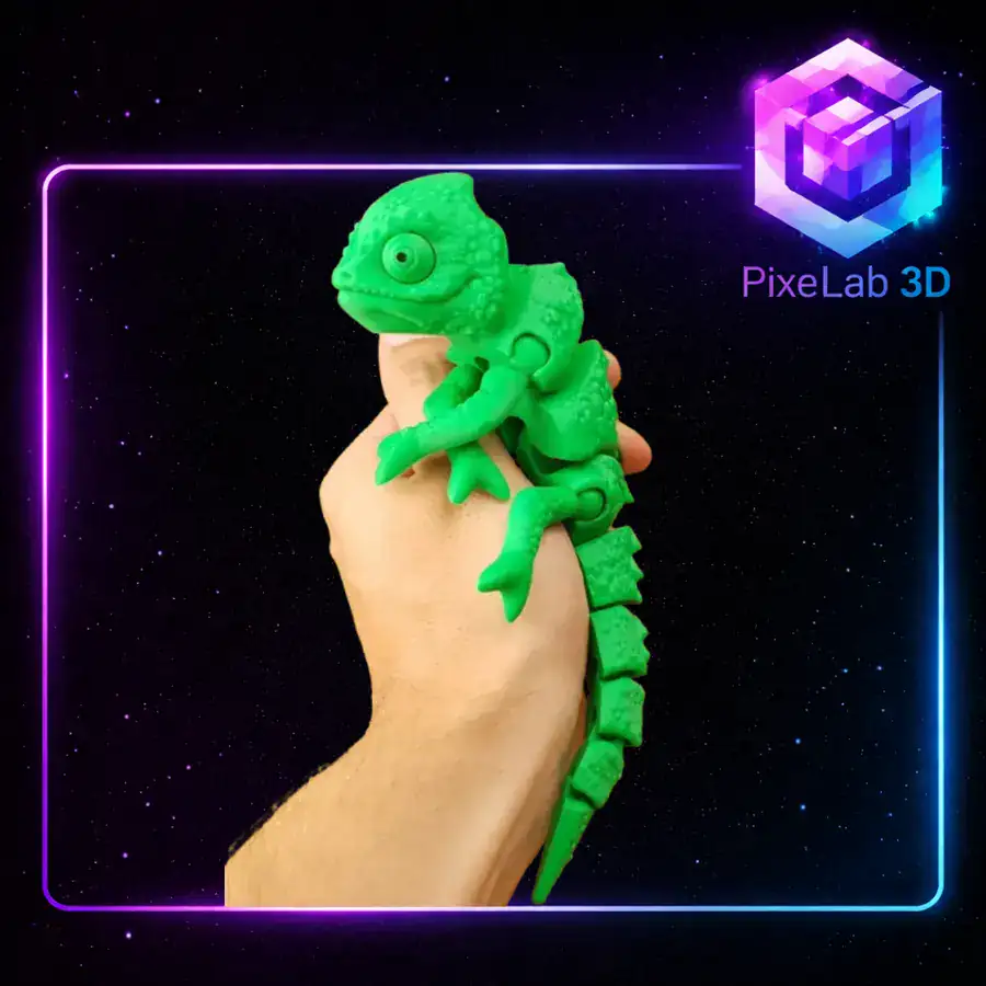 Camaleón verde articulado sostenido en una mano